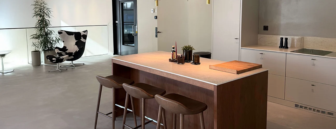 Modern kök med barstolar och en utsmyckad stol. Kontakt.